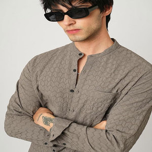 Nouveau modèle de chemise personnalisée à manches longues pour hommes, respirante, anti-rides, décontractée, grande taille, fabriquée à partir de tissu Dobby, de l'usine OEM - Product Image 1