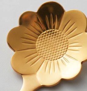 Ensemble de couverts en métal au design floral doré, finition miroir haute brillance, compatible lave-vaisselle, idéal pour les occasions de mariage - Product Image 2