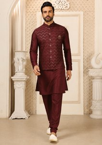 Ensemble Kurta et Pantalon en Soie Romaine Bordeaux pour Hommes avec Koti Brodé de Paillettes – Vente en Gros - Product Image 5