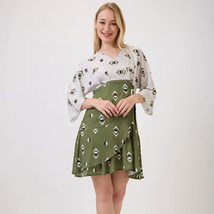 Robe évasée à imprimé géométrique vert, col en V, manches trois-quarts évasées, longueur midi, taille naturelle, en tissu mousseline écologique - Product Image 1