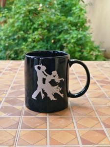 Taza de café de cerámica negra, taza de té de cerámica impresa, elegante taza negra, taza de cerámica con estampado, taza para té o café negro - Product Image 3