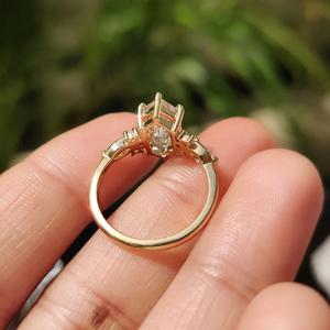 Anillo de Compromiso con Diamante Corte Hexagonal y Piedras Laterales Marquise y Redondas, Oro Amarillo de 14K, Anillo Floral, Regalo de Boda para Ella - Product Image 3