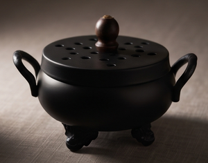 Encensoir en fer noir mat, forme chaudron, avec deux poignées, couvercle perforé et bouton en bois, idéal comme cadeau - Product Image 2