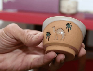 Taza de cerámica artesanal con esmalte moteado y forma orgánica, ideal para hogares minimalistas y apartamentos tipo estudio. - Product Image 6