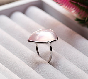 Bague en argent sterling 925 avec pierre en forme de goutte de quartz rose et eau de rose, style minimaliste solitaire - Product Image 1
