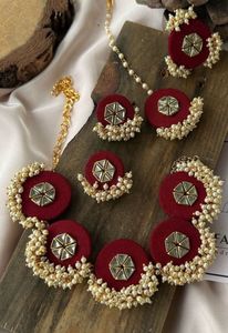 Ensemble collier, boucles d'oreilles et maang tikka en tissu marron fait main, orné de perles et de pierres kundan, bijoux de mariée traditionnels. - Product Image 1