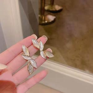 Boucles d'oreilles en feuille plaquées or rose avec accents de perles et cristaux, unisexes, certifiées IGI, bijoux de luxe pour anniversaire, fiançailles, usage quotidien - Product Image 2