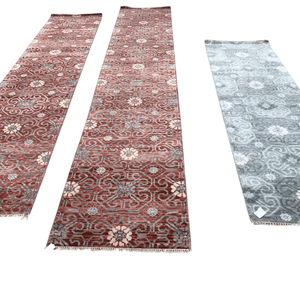 Tapis en laine noué à la main à motifs floraux, sur mesure, rouge et bleu, à poils ras, pour une décoration intérieure élégante - Product Image 1