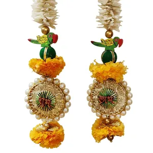 Décoration suspendue artisanale en forme de fleur jaune avec des guirlandes florales blanches, motif paon et embellissements en perles pour la décoration traditionnelle festive de la maison - Product Image 2