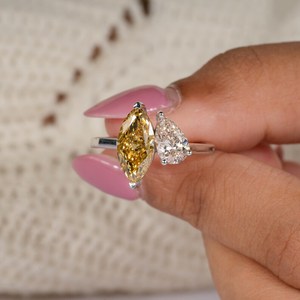 Anillo Toi Et Moi de Plata de Ley 925 Original con Moissanita Amarilla de Corte Marquesa y Pera, Joyería para Bodas y Fiestas - Product Image 3