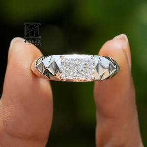 Anillo de Diamante Cultivado en Laboratorio con Corte Radiante Personalizado, Banda Geométrica Facetada, Oro Blanco, Estilo Sello para Hombre, Diamante Certificado VVS - Product Image 6