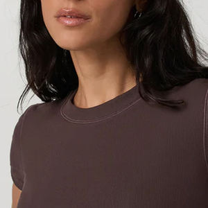 Service OEM : Conception de T-shirts pour femmes, couleur unie élégante, prix abordable, pour acheteurs en gros, style minimaliste et décontracté. - Product Image 3