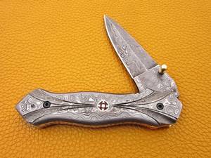 Cuchillo Plegable de Acero de Damasco con Hoja de Borde Recto, Apertura con Perilla, Mango de Madera y Diseño Artístico - Product Image 3