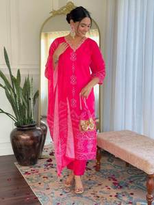 Ensemble de kurta imprimé en crêpe français avec pantalon et dupatta, ensemble de fête trois pièces pour femme, style ethnique moderne, tissu viscose Gadhval - Product Image 1