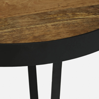 Table basse ronde en bois de manguier massif avec plateau en métal, style industriel rustique, finition noire et naturelle.