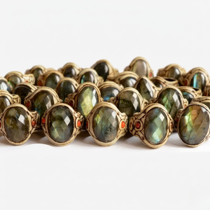 Bague en pierre précieuse de labradorite facettée de qualité supérieure |   Bijoux en cristal naturel Flash Crystal |   Idée cadeau pour femme : bague en pâte polymère bohème |   2026 - Product Image 1