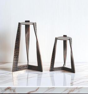 Candelabro Triangular de Metal, Decoración para el Hogar, Duradero - Product Image 1