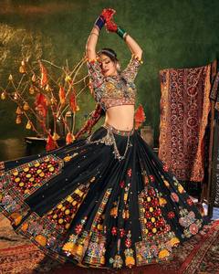 InCotton.M Lehenga Choli en Faux Georgette Brodé Rouge, Robe de Mariage Indienne Traditionnelle Longue, Coupe Classique pour Femme - Product Image 1