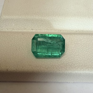 Émeraude naturelle de qualité supérieure du Zambie, 1,93 carat, vert intense, pierre facettée non montée pour la fabrication de bijoux - Product Image 2