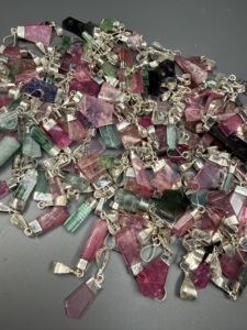 Pendentifs en tourmaline naturelle polie multicolores en gros avec capuchons en argent sterling 925, approvisionnement en vrac du Pakistan - Product Image 3
