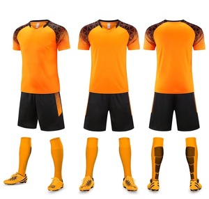 Conjunto de Camiseta de Fútbol Blanca con Cuello en V para Hombre, con Pantalones Cortos Negros y Calcetines, Poliéster que Absorbe la Humedad, Ajuste Atlético para Todas las Temporadas - Product Image 3