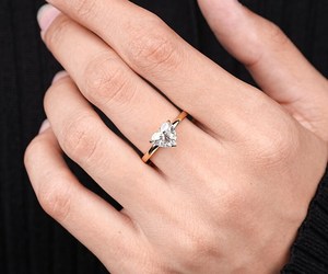 Bagues de fiançailles en diamant de laboratoire taille cœur 1,50 carat, bagues de fiançailles et de mariage en or jaune 14 carats, fournisseur en gros de bijoux fins - Product Image 6