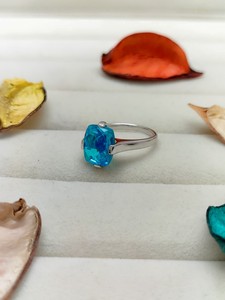 Bague en quartz arc-en-ciel Paraiba, bijou en pierre précieuse naturelle vibrante, bague de cocktail chic, cadeau artisanal fait main pour femmes - Product Image 4