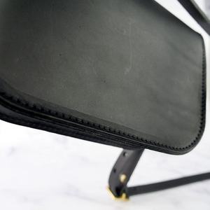 Bolso Bandolera de Cuero Genuino Personalizado, Bolso Tipo Satchel Mediano Mate con Correa Única y Cierre de Hebilla para Viajes Diarios - Product Image 4