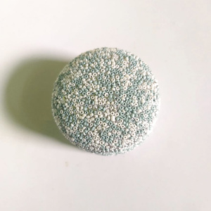 Boîte en métal ornée de perles pour petits bijoux et souvenirs, élégante boîte à bibelots en perles blanches avec intérieur en velours noir - Product Image 6