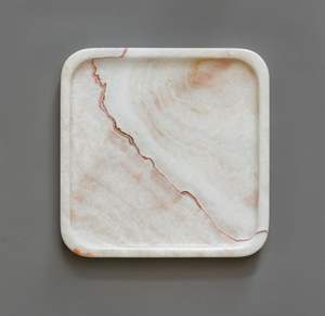 Grand plateau de service rectangulaire en marbre avec construction robuste et bords surélevés pour un transport sûr des boissons, des collations et des desserts - Product Image 4