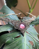 Collier ras du cou en macramé fait main avec pierres précieuses roses dorées, cordon marron, motif papillon complexe, style bohème, cristal de guérison, cadeau de mariage