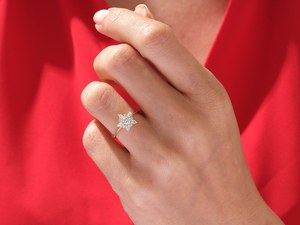 Bague en or massif 14 carats avec fleurs en diamants ronds et en forme de poire cultivés en laboratoire pour femmes, cadeau floral surprise pour les petites amies - Product Image 3