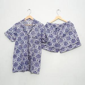 Ensemble de pyjama élégant et luxueux pour femmes, 100% coton pur, respirant, doux, imprimé de fleurs, col en V court, fermeture à cordon, idéal pour les vacances - Product Image 3