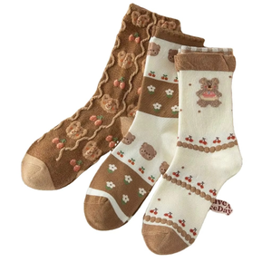 Chaussettes en coton pour femmes en gros avec motif ours brun bébé et cerise, style dessin animé mignon - Product Image 1