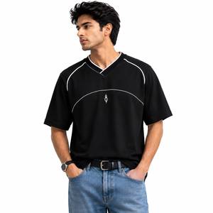 เสื้อยืดกีฬาคอวีสีดำสำหรับผู้ชายพร้อมแถบตัดสี - Product Image 1