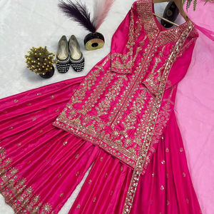 Ensemble haut de gamme de designer indien, comprenant un palazzo et un dupatta, idéal pour les occasions nuptiales et festives, disponible au prix export. - Product Image 1