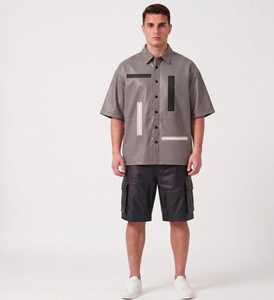 เสื้อเชิ้ตแขนสั้นสีเทาสำหรับผู้ชายมีกระเป๋าและแถบสะท้อนแสงสตรีทแวร์ฤดูร้อนทรงหลวมสีทึบเสื้อโพลีเอสเตอร์ - Product Image 1