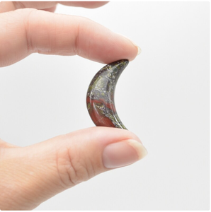 Pierre de cristal de jaspe sang de dragon naturel en forme de croissant de lune, de qualité supérieure, en vente en gros, idéale pour un cadeau pour un meilleur ami - Product Image 3
