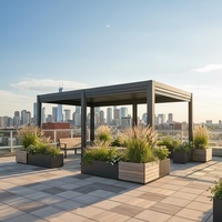 Pergola autonome à lames orientables avec structure en aluminium gris clair et système de toit à lames réglables pour terrasses et espaces extérieurs ouverts