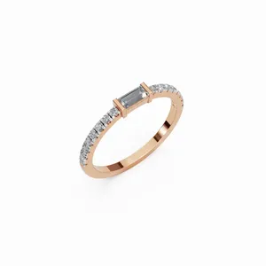 Bague de luxe moderne en or jaune 18 carats pour femme, avec solitaire baguette de laboratoire et bande pavée de diamants baguette et ronds - Product Image 5