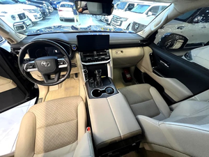 Toyota Land Cruiser 2025 Usado en Excelentes Condiciones en Venta - Product Image 2