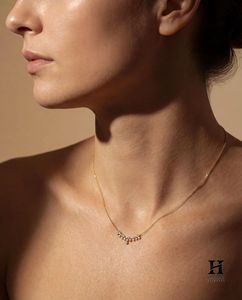 Collier statement en or et diamants, pendentif élégant en grappe de pierres multiples, bijoux fins de luxe en or 18 carats pour femmes - Product Image 4