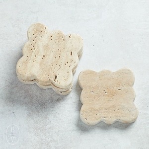 Ensemble de sous-verres ronds en travertin, fabriqués à partir de pierre naturelle authentique, pour une décoration élégante de la maison et la protection de la table - Product Image 3