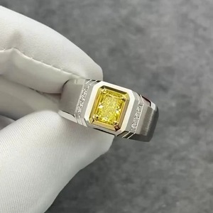 Anillo de Diamantes para Hombre con Diamante Amarillo Radiante de Laboratorio, Engastado en Bisel de Dos Tonos, con Certificado IGI y Claridad VVS - Product Image 1