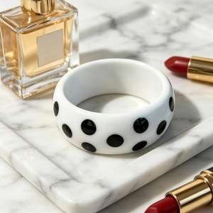 Bracelet manchette en résine à pois blancs et noirs, bijou fantaisie rond, accessoire unisexe - Product Image 4
