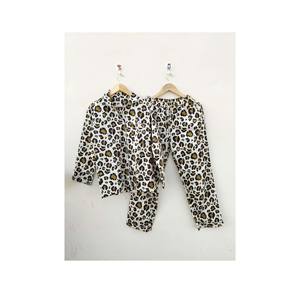 Conjunto de Pijama de Algodón Puro Hecho a Mano: Ropa de Dormir Ligera para Verano - Product Image 1