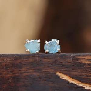 ต่างหูเงินแท้ประดับพลอยอะความารีนดิบสำหรับผู้ที่เกิดเดือนมีนาคม เครื่องประดับมินิมอล - Product Image 4