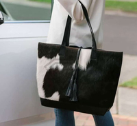 Bolso Tote de Cuero Vacuno con Detalle de Borla, Patrón Blanco y Negro, Bolso de Hombro para Mujer, Precio al por Mayor, OEM