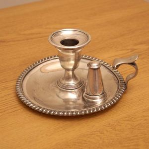 Candelabro de Latón Hecho a Mano con Base, Acabado Antiguo, Diseño de Bandeja para Velas, Decoración para Mesa del Hogar - Product Image 5