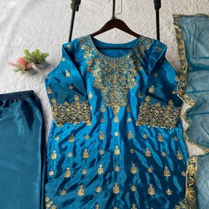 Traje de Diseñador VASTRA COTTAGE, Kurta Chinon con Bordado de Lentejuelas y Dupatta de Red con Mariposas, Ropa Festiva para Mujer - Product Image 2